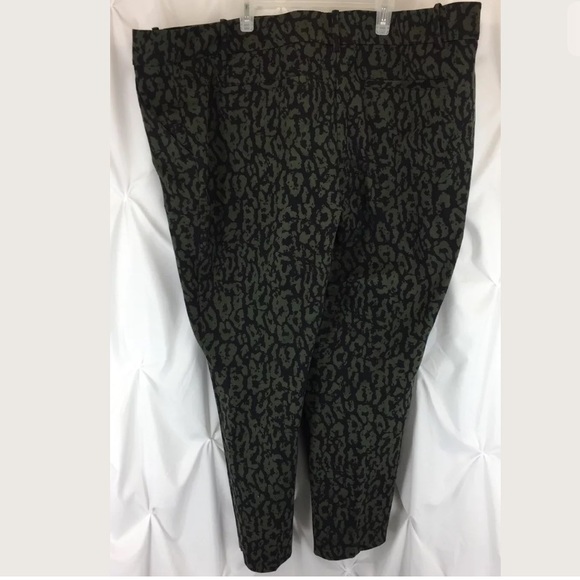 Ava & Viv 26W animal print Stretch Tapered Pants - Picture 3 of 6